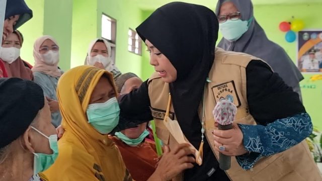 Peringati Hari Lanjut Usia Nasional, Erna Rasyid Taufan Sambangi Panti Jompo