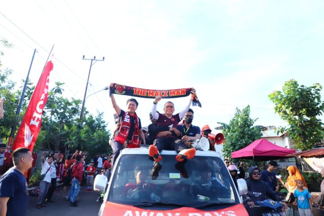 Walikota Parepare dan Suporter PSM Makassar Bersama-sama Menuju Stadion