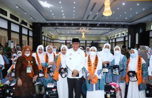 Serahkan CJH Parepare ke Asrama Haji Makassar, Taufan Pawe : Semoga Jadi Haji Mabrur