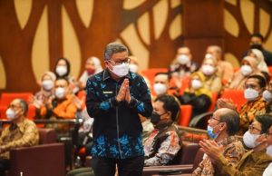Taufan Pawe Terima Penghargaan Dari Universitas Indonesia Green City Metric 2022