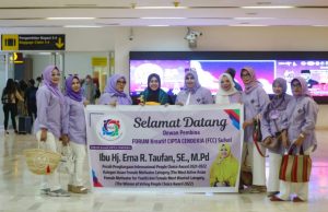 Tiba di Bandara Sultan Hasanuddin, Erna Taufan Dapat Kejutan Pengalungan Karangan Bunga FCC