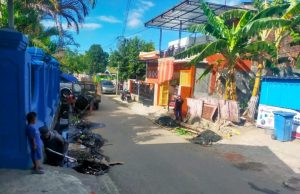 Petugas Kebershihan Pemkot Parepare Bersihkan Drainase di Permukiman Warga