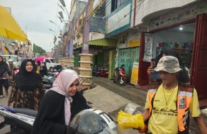 Erna Rasyid Taufan Berbagi ke Tukang Becak dan Jukir