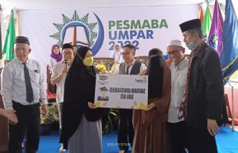 Erna Taufan Serahkan Beasiswa Penuh Bagi Mahasiwa Penghafal Quran 30 Juz