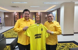 Serahkan Jersey Liga Beringin, Airlangga Hartarto Nilai Langkah Taufan Pawe Bisa Jadi Role Model