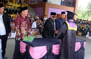 Ribuan Warga Padati Alun-alun Curio, Saksikan Muslimin Bando Wisuda 882 Santri
