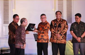 Taufan Pawe Raih Penghargaan Dari Menteri Pariwisata Sandiaga Uno