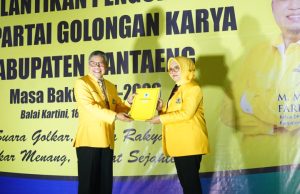 Taufan Pawe Serahkan SK Fungsionaris, Minta Kader Golkar Antar Liestaty Nurdin Abdullah ke Senayan