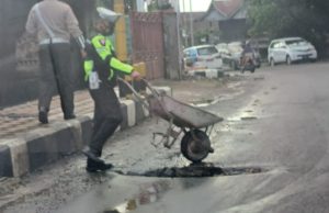 Beri Kenyamanan dan Keamanan Pengguna Jalan, ini Bripka Herman, SH. Bersama Aiptu. Suparman lakukan