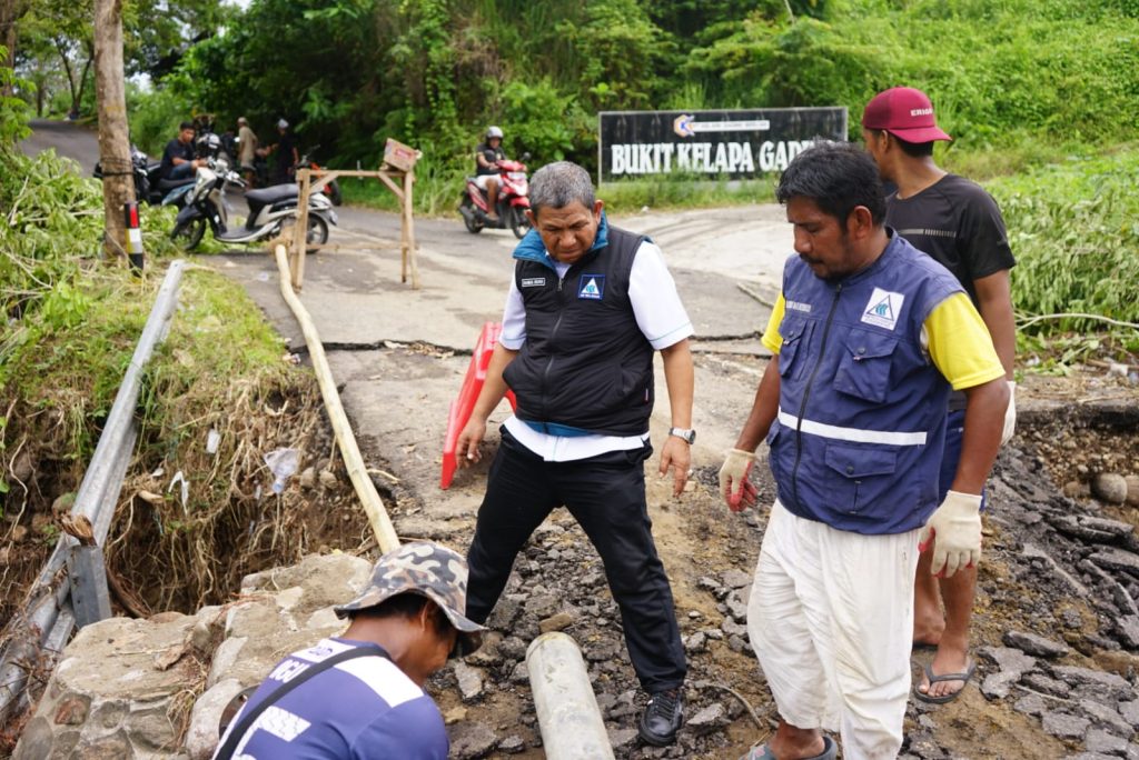 Manajer Hubungan Pelanggan PAM Tirta Karajae Parepare, Rahman Ngara, bersama Tim Transmisi Distribusi PAM Tirta Karajae Parepare.