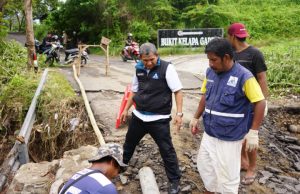PAM Tirta Karajae Parepare Turun Lakukan Pembenahan Jembatan Pelintas Elle Kalukue Manajer Hubungan Pelanggan PAM Tirta Karajae Parepare, Rahman Ngara, bersama Tim Transmisi Distribusi PAM Tirta Karajae Parepare.
