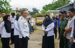 Taufan Pawe Tinjau 13 Rumah yang Hanyut akibat Banjir
