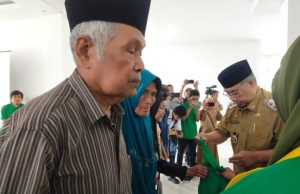 Wawali Dstribusikan Zakat dan Kado Ramadan