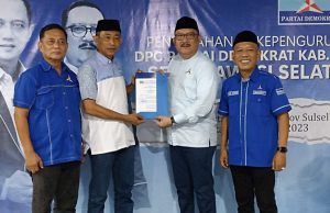 RSA Terima SK DPC Partai Demokrat Dari Ketua Demokrat Sulsel