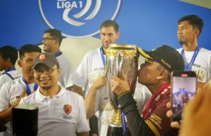 Angkat Piala Juara Liga 1, Taufan Pawe Konvoi Kemenagan Bersama PSM Makassar