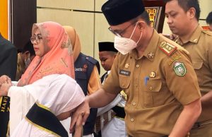 Taufan Pawe Bagikan Sembako Anak Panti Asuhan, Cleaning Servis, Satpol PP dan Masyarakat