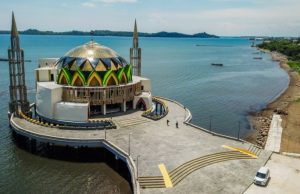 Masjid Terapung Bernuansa Wisata Kuliner