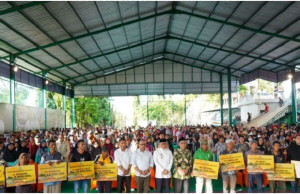 Walikota Parepare Serahkan Bantuan Korban Bencana Alam di Lapangan Indoor Rujab Wali Kota Parepare