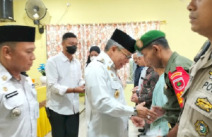 Wali Kota Parepare Serahkan Insentif RT/RW di Kecamatan Ujung