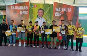 Taufan Pawe Resmi Tutup Turnamen Tenis Wali Kota Cup 2023