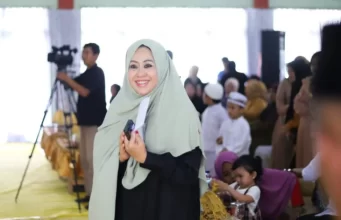 Erna Rasyid Taufan Tausiah di Rumah Duka