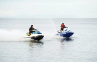 TP Bareng Istri Olahraga Jet Ski di Pantai Lowita Pinrang