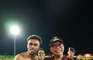 Yakob Sayuri Beri Jersey ke Taufan Pawe