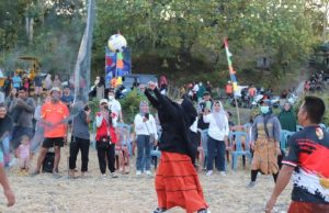 Erna Rasyid Taufan Bermain Bola Voli Bersama Warga