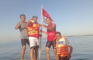 KOLARUM Kibarkan Merah Putih di Tengah laut Mattirotasi