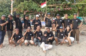 Ombak tak Halangi KOLARUM Turunkan Merah Putih di Tengah Laut