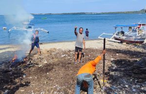 KOLARUM Bersihkan Sampah di Laut Mattirotasi
