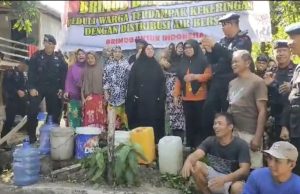 Bersama BRIMOB, PAM Tirta Karajae Salurkan Air Bersih di Bumi Harapan