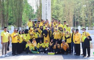 Pengurus Golkar Parepare Kunjungi Taman Makam Pahlawan Paccekke