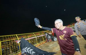 Taufan Pawe Pamit dengan Cara Menyapa Seluruh Kelompok Suporter PSM Makassar saat Babak Pertama Usai