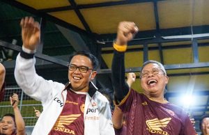 Taufan Pawe bersama Nurdin Abdullah Nonton Laga PSM Makassar Melawan Arema Malang