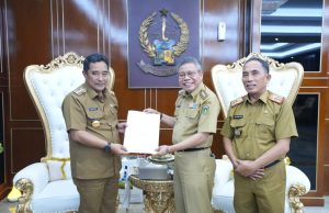 PJ Gubernur Sulsel Serahkan Surat Pengangkatan Husni Syam Sebagai Sekda Kota Parepare ke Walikota Parepare HM Taufan Pawe
