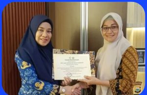 Direktur RSUD Andi Makkasau Terima Penghargaan Penanggulangan KKM