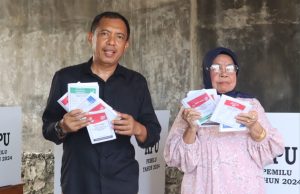 Pj Wali Kota Parepare Nyoblos di TPS 5 Lapadde Bersama Ibunya