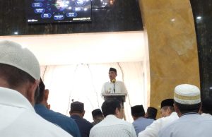 Akbar Ali dan Masyarakat Parepare Peringati Isra Mi’raj di Masjid Terapung