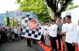 Pj Gubernur dan Akbar Ali Jalan Sehat Bersama Masyarakat Parepare