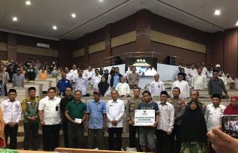 Pemkot dan Baznas Serahkan 700 Paket Ramadan untuk Mustahik