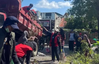 Mahasiswa Kuliah Kerja Nyata Unhas Bersama Pemkot Kerja Bakti
