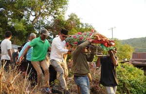 Pj Wali Kota Parepare Pimpin Upacara Persemayaman dan Ikut Gotong Keranda Jenazah Sekcam Bacukiki Barat