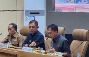 Momen Akbar Ali Pindahkan Papan Nama Wali Kota Parepare ke depan Wakil Ketua DPRD