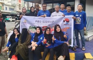 PBS Taro Ada Taro Gau Cabang Sidrap Berbagi Takjil di Bundaran Jam