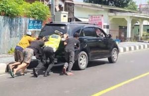 Humanis dan Sigap, Kasat Lantas Polres Parepare Turun Tangan Bantu Pemudik Dorong Mobil Mogok