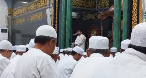 Putihnya Shaf Subuh di Labukkang, Ustaz Abdul Latif Kadir Tekankan Keutamaan Sedekah sebagai “Obat Kehidupan”