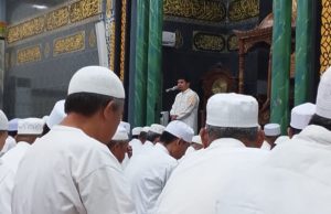 Putihnya Shaf Subuh di Labukkang, Ustaz Abdul Latif Kadir Tekankan Keutamaan Sedekah sebagai “Obat Kehidupan”