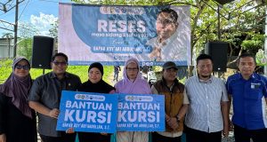 Asy’ari Abdullah Salurkan Ratusan Kursi untuk Warga Galung Maloang, Tegaskan Politik sebagai Jalan Pengabdian
